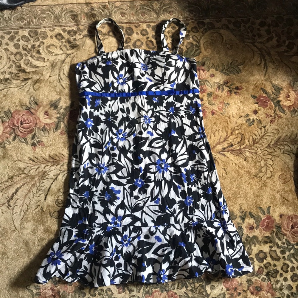A black , white , navy blue dress